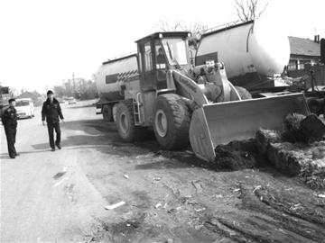 本報(bào)訊（記者 姚文亭） 近日，李滄城管執(zhí)法人員在巡查中發(fā)現(xiàn)，安順路中段新出現(xiàn)了很多大草墩，它們無(wú)序堆放在馬路邊上，數(shù)量越來(lái)越多，慢慢堆成了“草垛”，由于占用了馬路，留下了交通隱患。