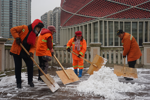 武漢啟動(dòng)融雪防凍應(yīng)急預(yù)案 撒融雪劑145噸鋪草袋2