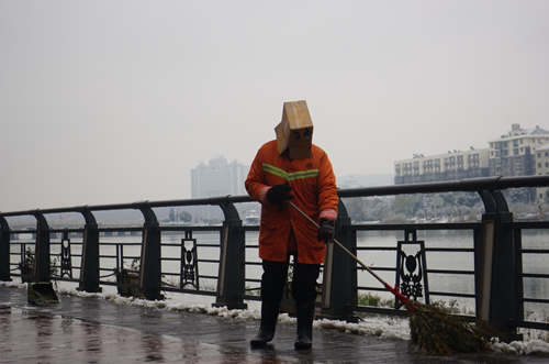 武漢啟動(dòng)融雪防凍應(yīng)急預(yù)案 撒融雪劑145噸鋪草袋2