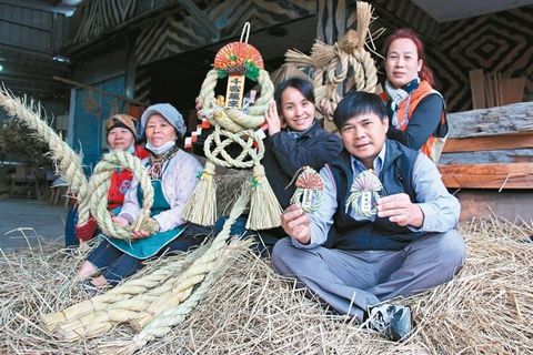 稻草變黃金臺部落婦女制草繩飾品熱銷島內(nèi)外