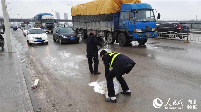 武漢緊急調(diào)度融雪防凍工作 2400余人撒鹽121.5噸融冰 