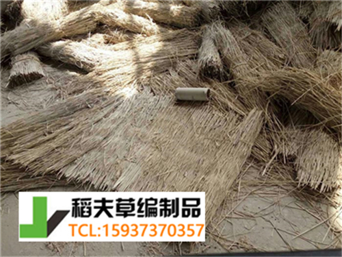 實(shí)拍農(nóng)民稻田收割后稻草的利用，編織成草簾子發(fā)往全國(guó)各地